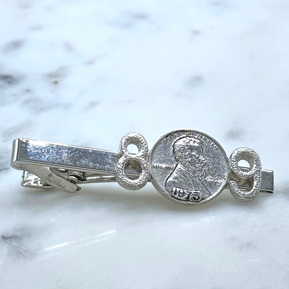 Unbranded Other - Mens Coin "1973" & 89 Number Base Metal Silver Tone Necktie / Tie Clip